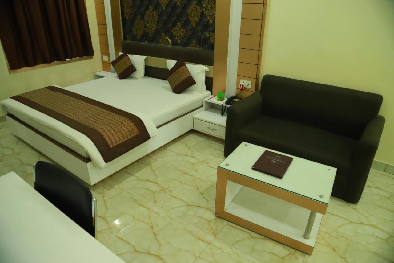 גאיה Hotel Sukhdeo Palace מראה חיצוני תמונה