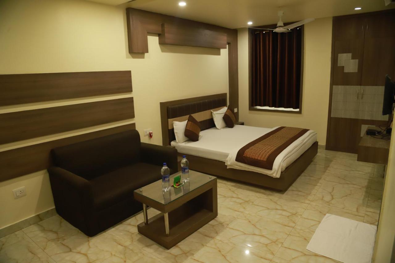 גאיה Hotel Sukhdeo Palace מראה חיצוני תמונה