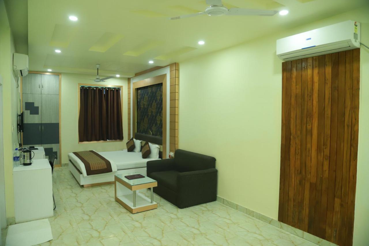 גאיה Hotel Sukhdeo Palace מראה חיצוני תמונה