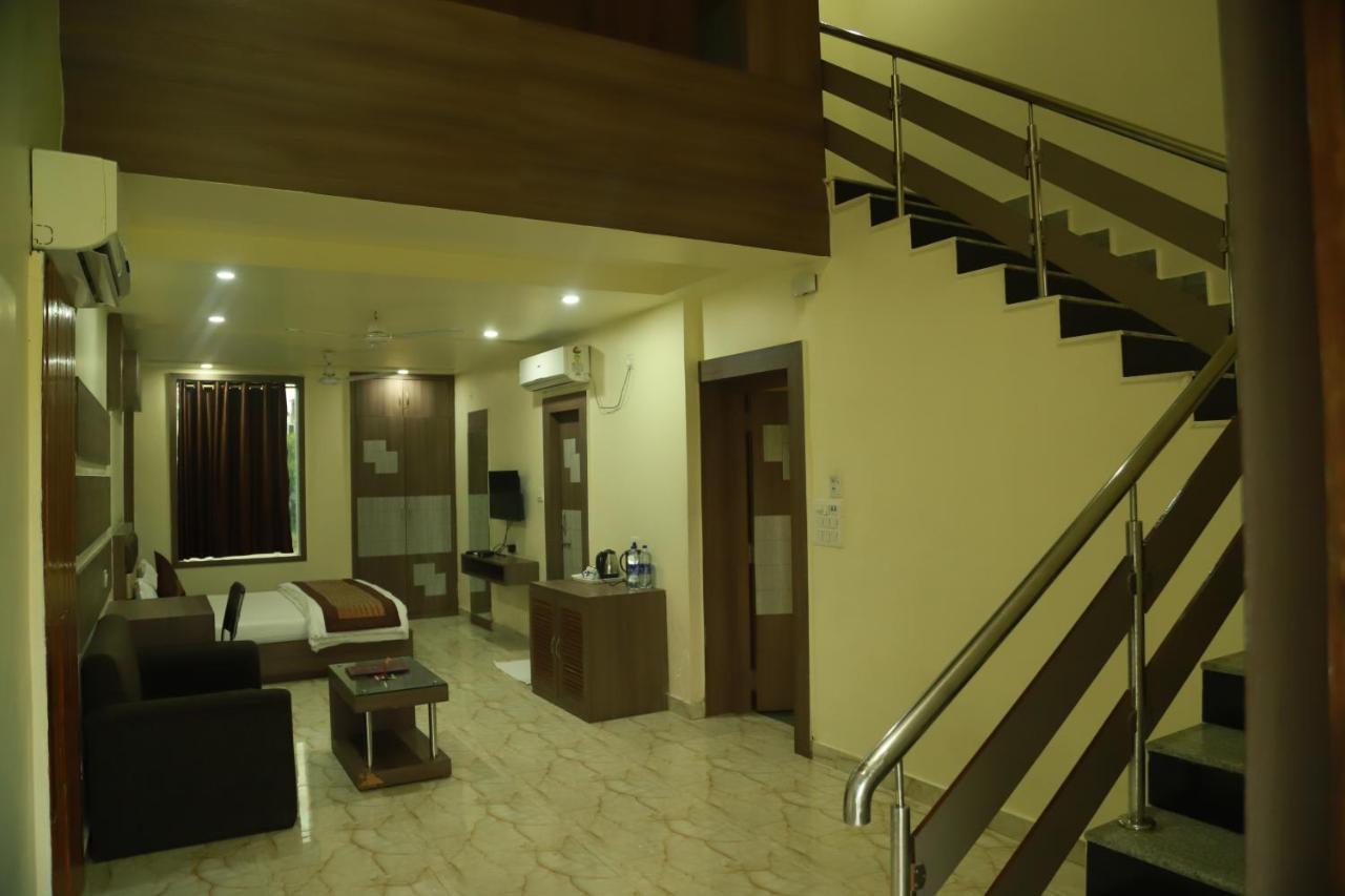 גאיה Hotel Sukhdeo Palace מראה חיצוני תמונה