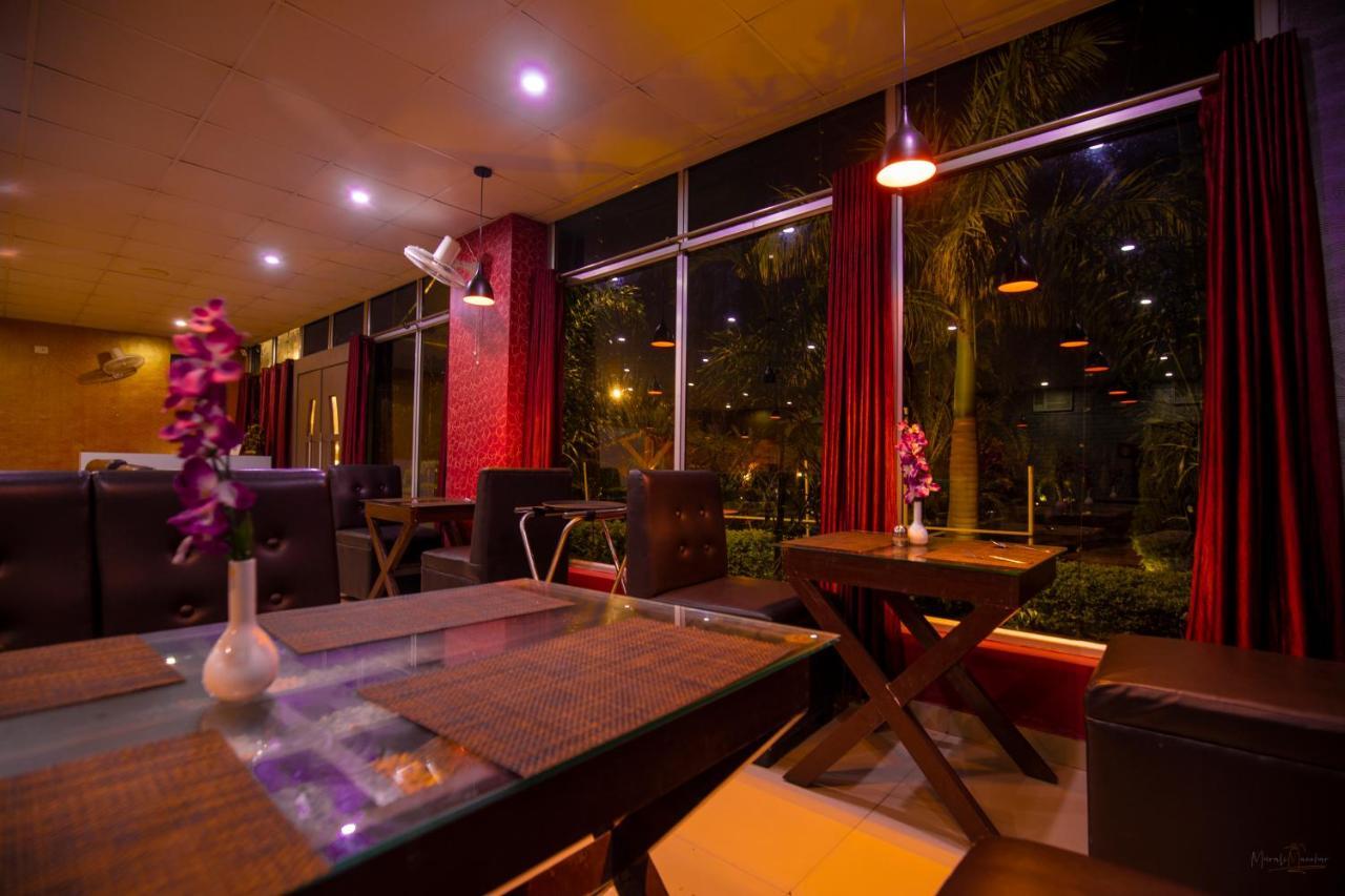 גאיה Hotel Sukhdeo Palace מראה חיצוני תמונה